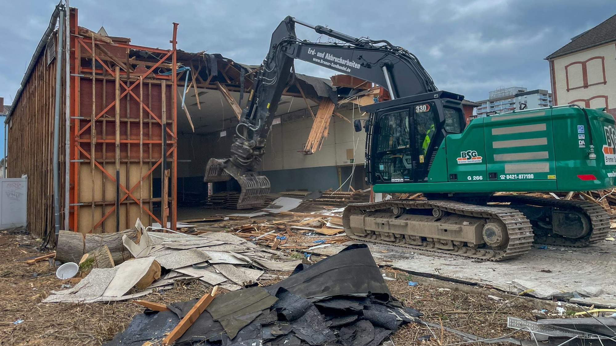 Der Abriss der Turnhalle an der Dönoffstraße hat begonnen.