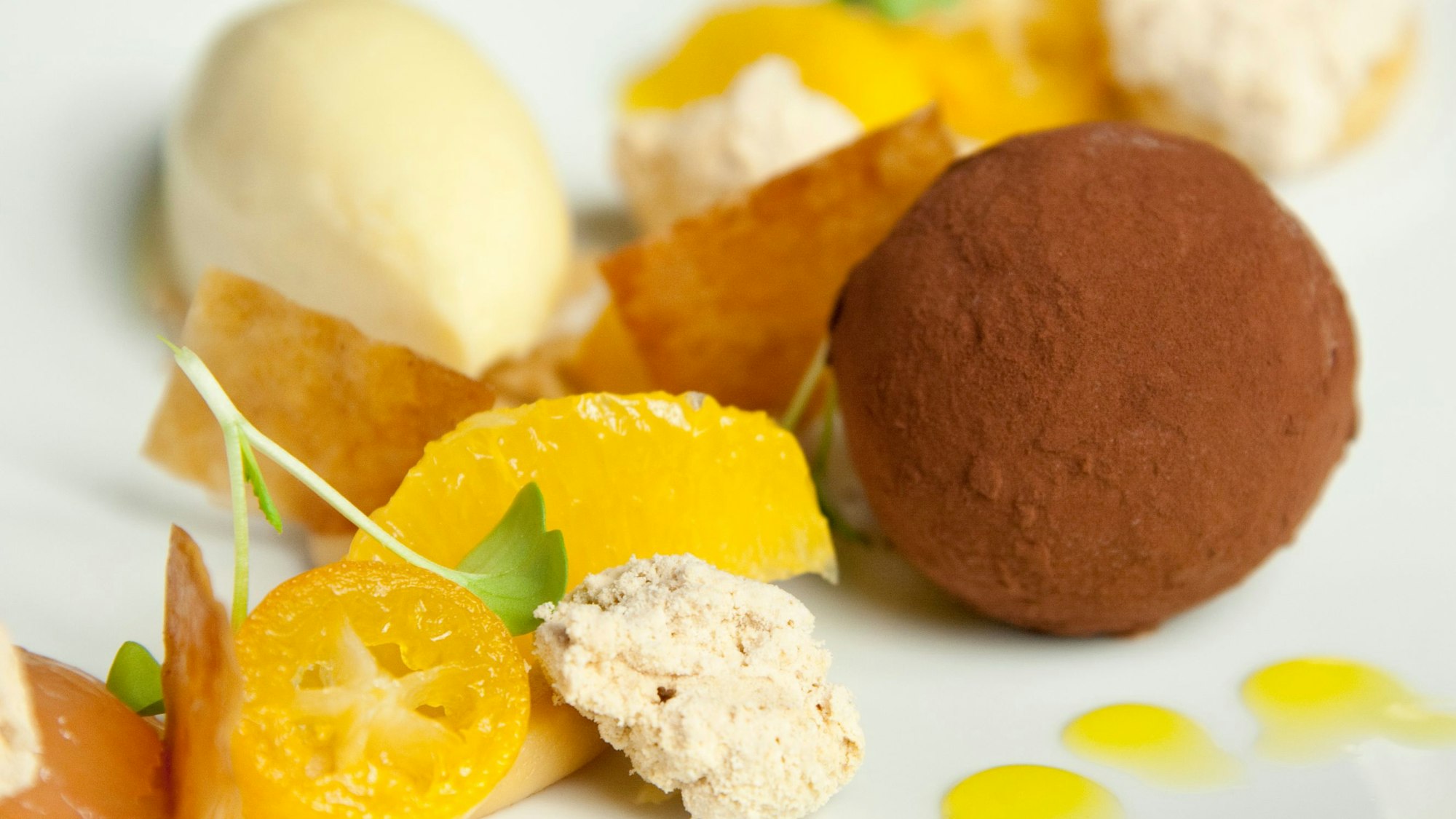 Das Dessert ist auf einem Teller angerichtet.