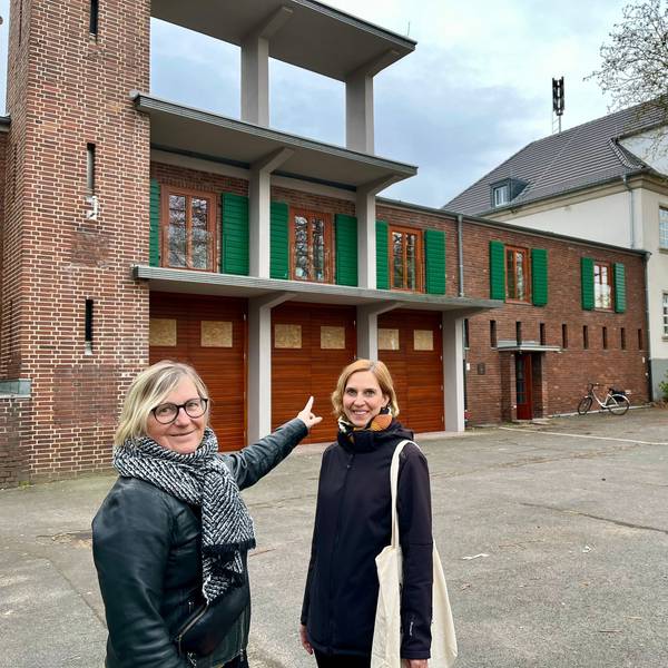 Andrea Pesch und Projektleiterin Kristina Gehrmann stehen vor der restaurierten Feuerwache in Bürrig.