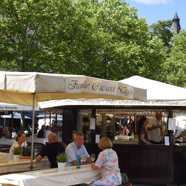 Ein Bild von der Eröffnung der Kölner Weinwoche auf dem Heumarkt im Jahr 2022.