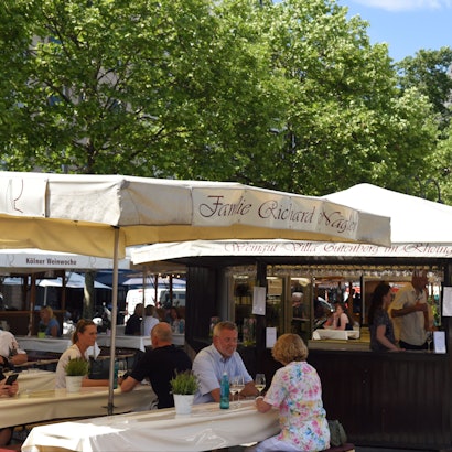 Ein Bild von der Eröffnung der Kölner Weinwoche auf dem Heumarkt im Jahr 2022.