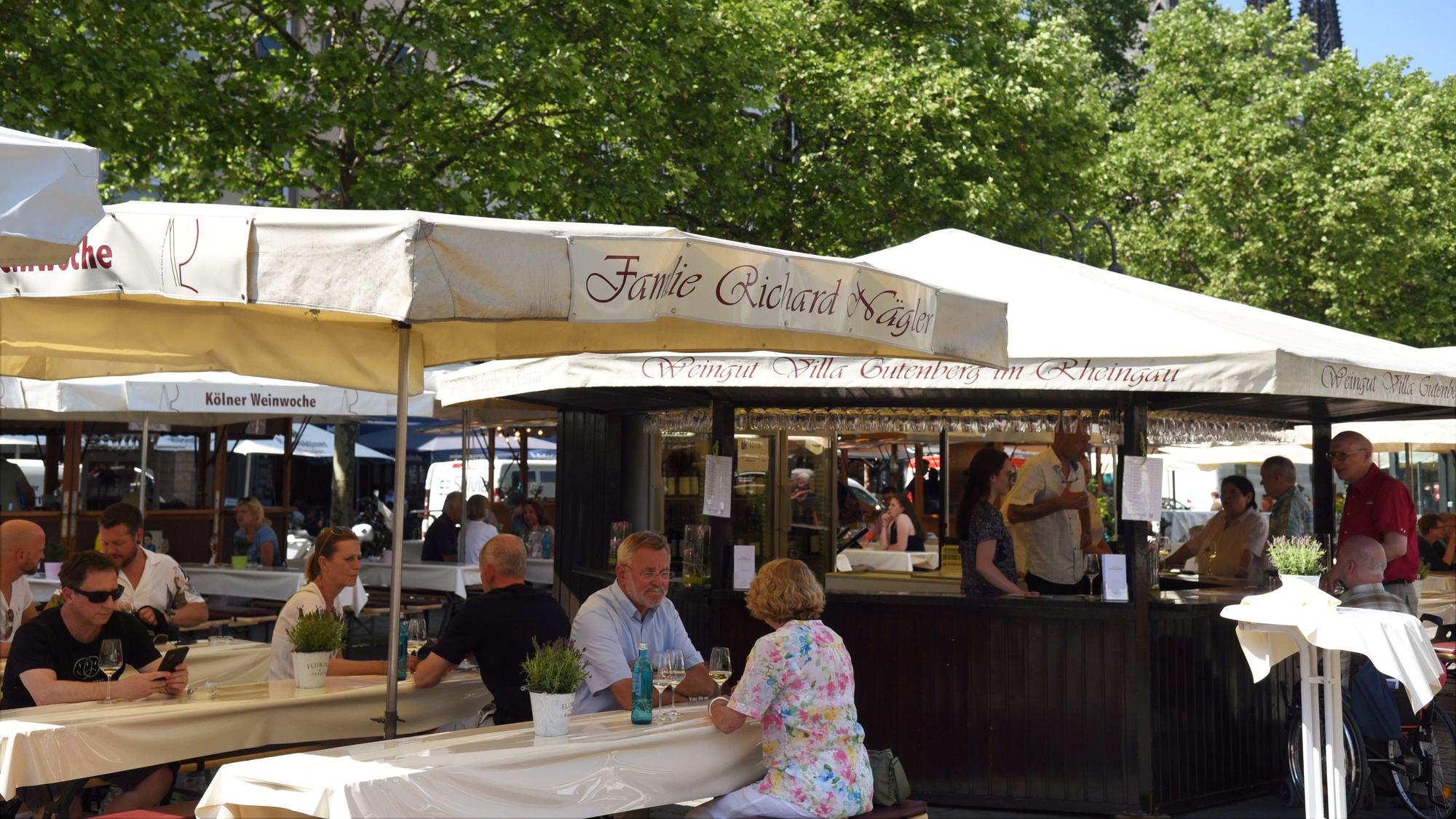 Ein Bild von der Eröffnung der Kölner Weinwoche auf dem Heumarkt im Jahr 2022.