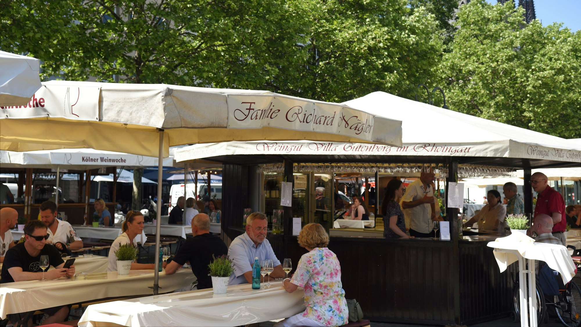 Ein Bild von der Eröffnung der Kölner Weinwoche auf dem Heumarkt im Jahr 2022.