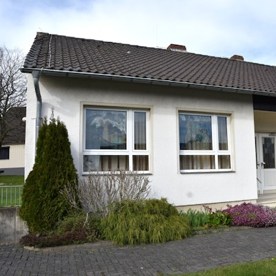 Ein einstöckiges Gebäude ist zu sehen, es ist in Weiß gestrichen.