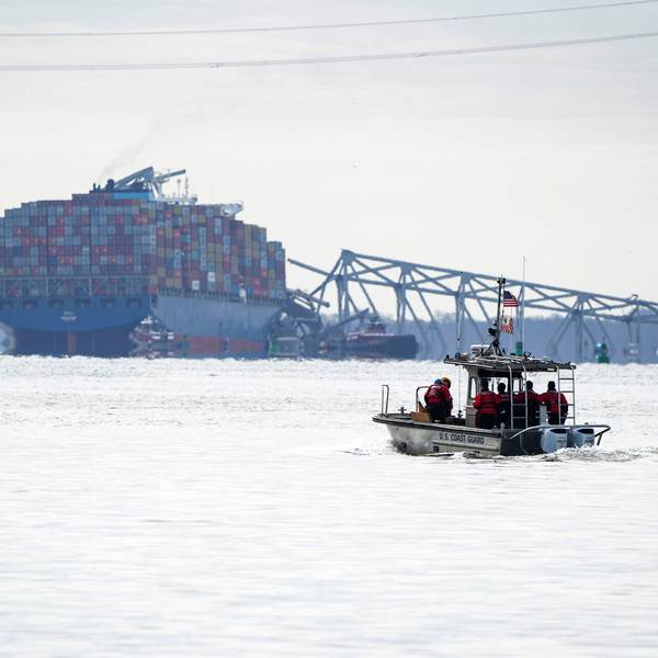 Ein Teil des Stahlrahmens der Francis Scott Key Bridge liegt der auf dem Containerschiff Dali, nachdem die Brücke am 26. März 2024 in Baltimore, Maryland, zusammengebrochen ist.