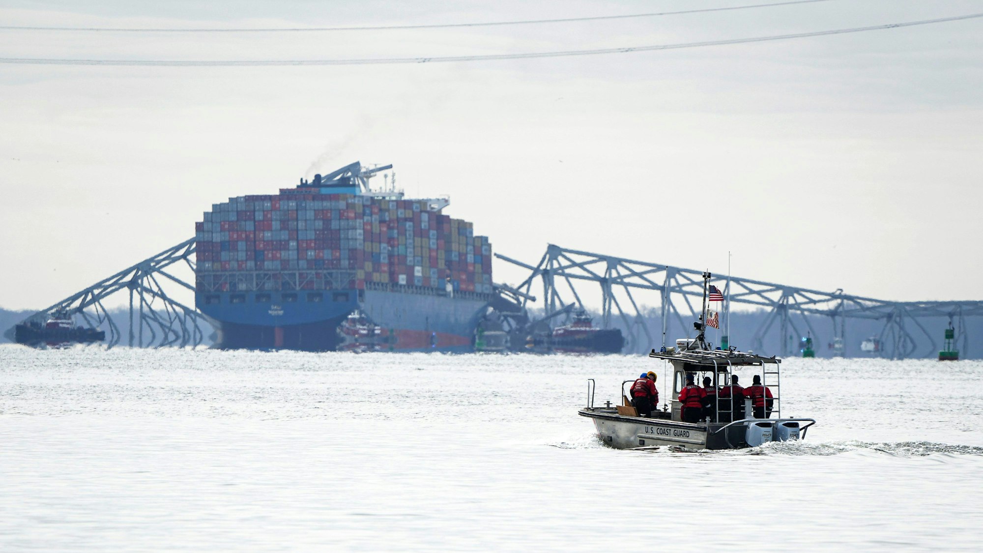Ein Teil des Stahlrahmens der Francis Scott Key Bridge liegt der auf dem Containerschiff Dali, nachdem die Brücke am 26. März 2024 in Baltimore, Maryland, zusammengebrochen ist.