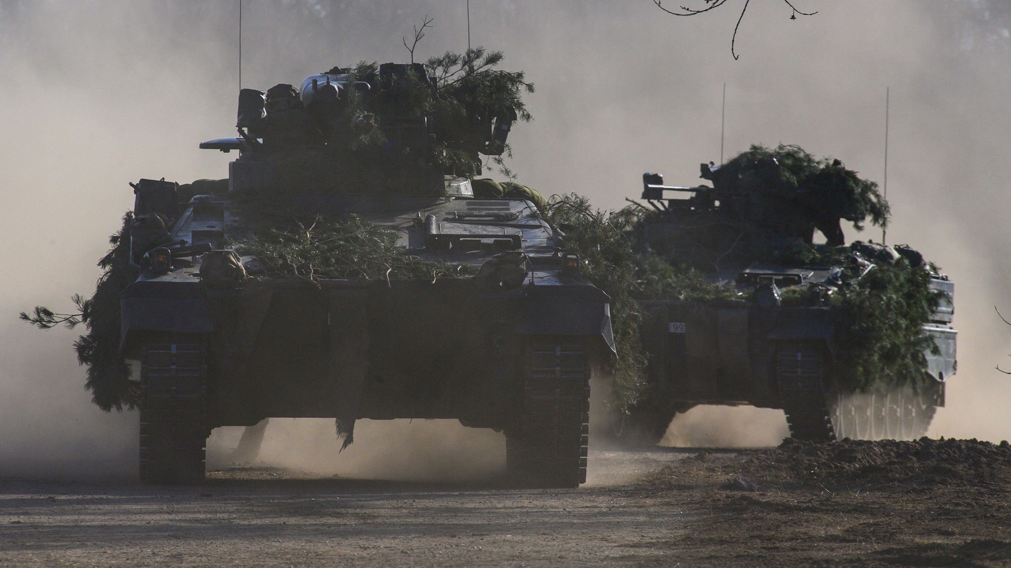 Schützenpanzer vom Typ Marder fahren bei einem Manöver an der Elbe.