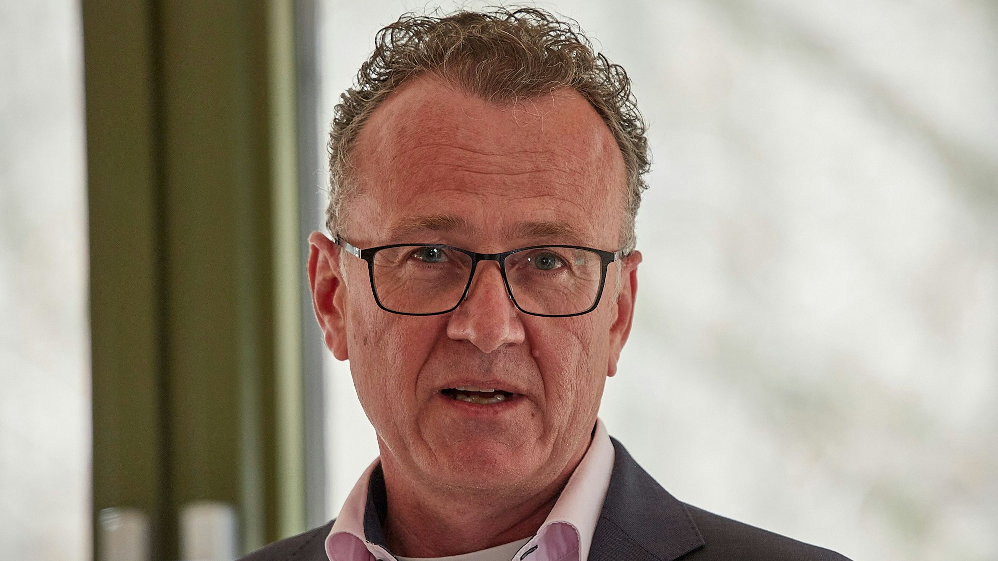 Dr. Joachim Reichert, Vorstand des WVER, steht vor einem Fenster, dessen grüner Rahmen im Hintergrund zu erahnen ist.