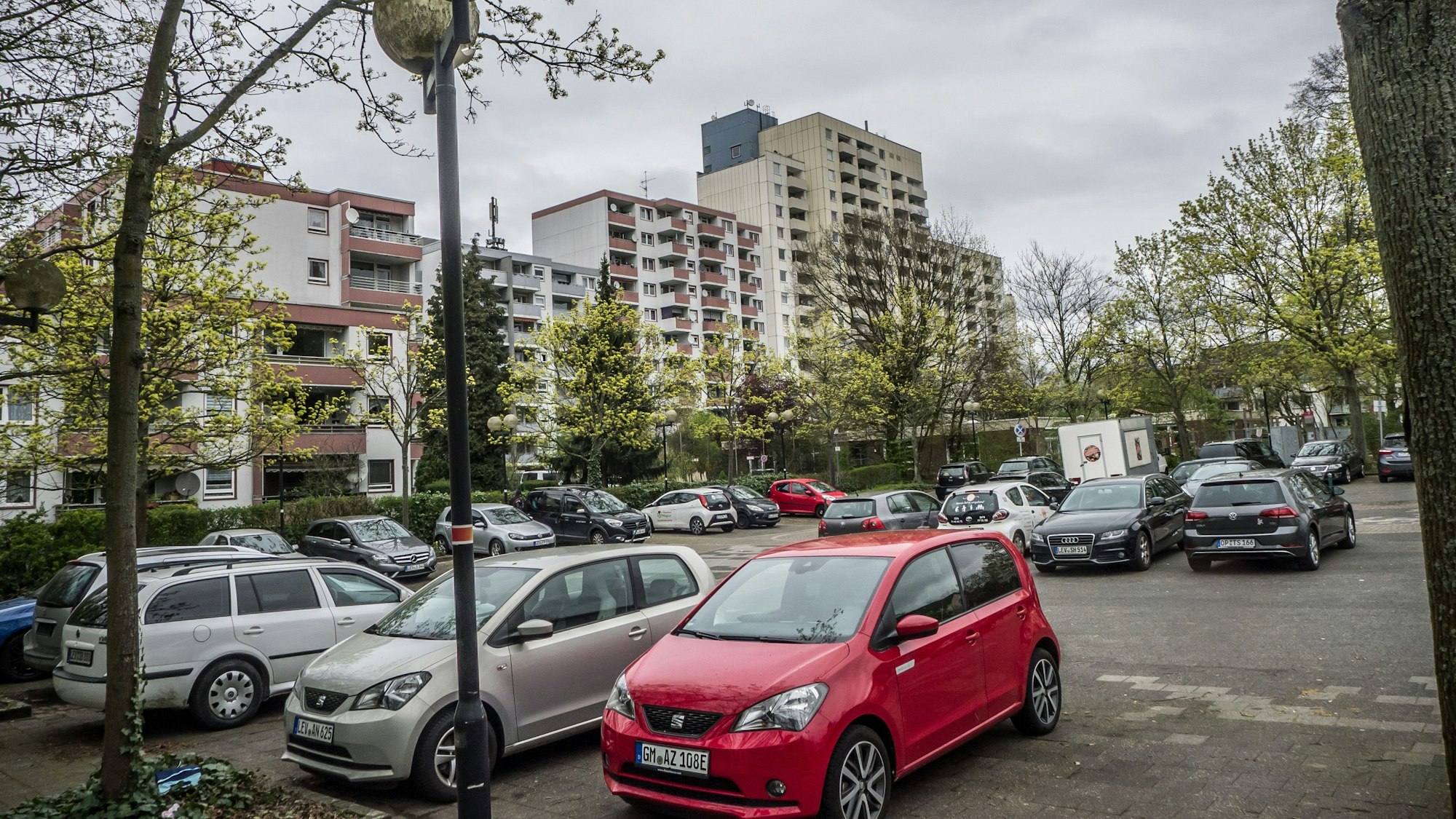 Parkplatz, der Teilentsiegelt werden soll: An der Scharnhorststraße Manfort Foto: Ralf Krieger