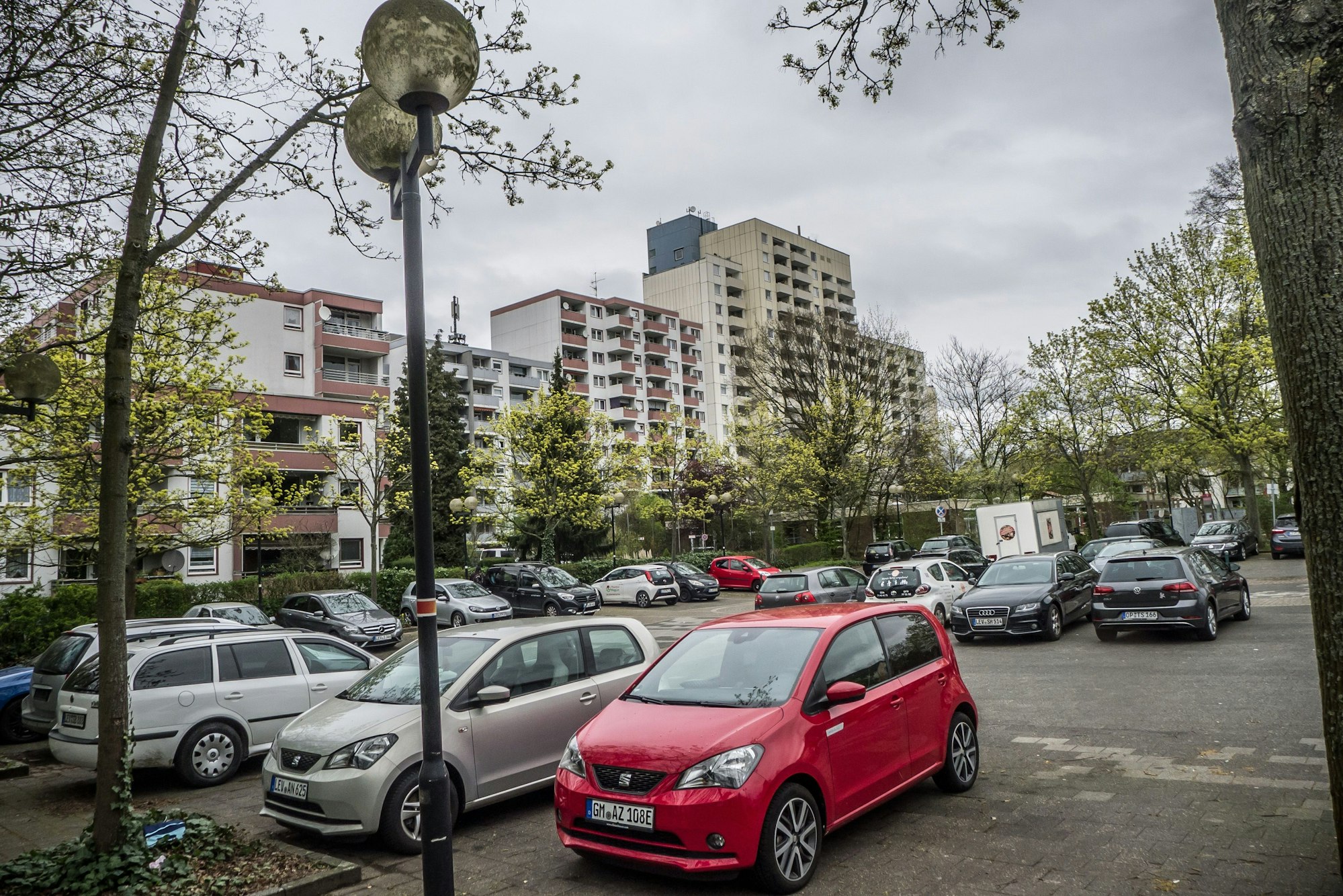 Parkplatz, der Teilentsiegelt werden soll: An der Scharnhorststraße Manfort Foto: Ralf Krieger