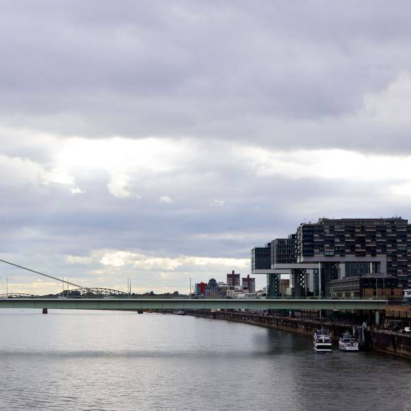 Blick auf die Severinsbrücke mit den Kranhäusern im Hintergrund sowie den Rhein.