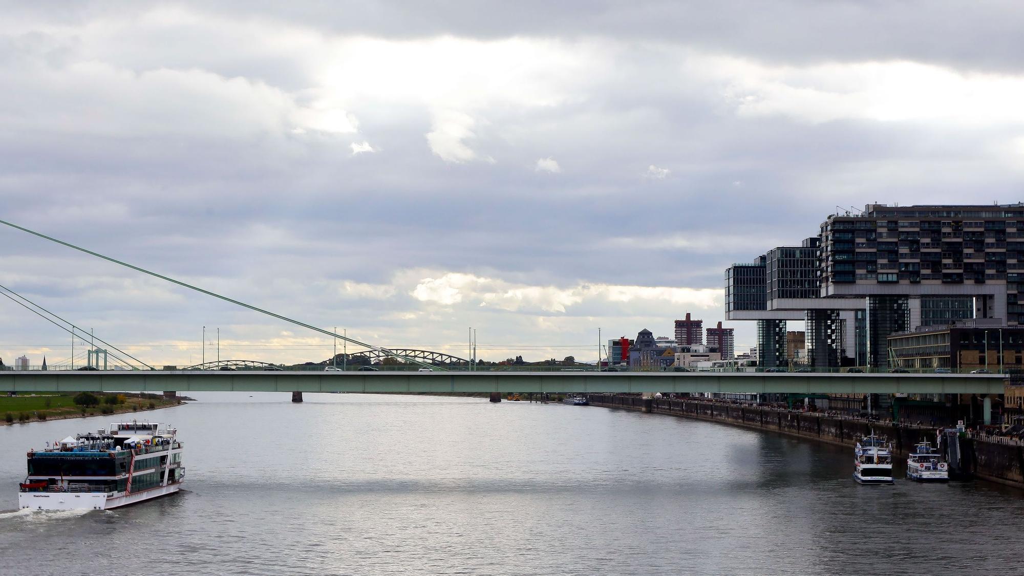 Blick auf die Severinsbrücke mit den Kranhäusern im Hintergrund sowie den Rhein.