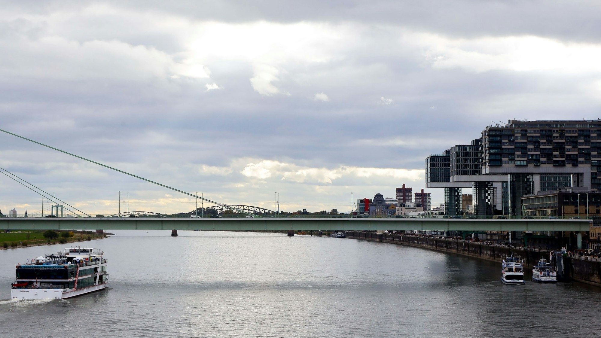 Blick auf die Severinsbrücke mit den Kranhäusern im Hintergrund sowie den Rhein.