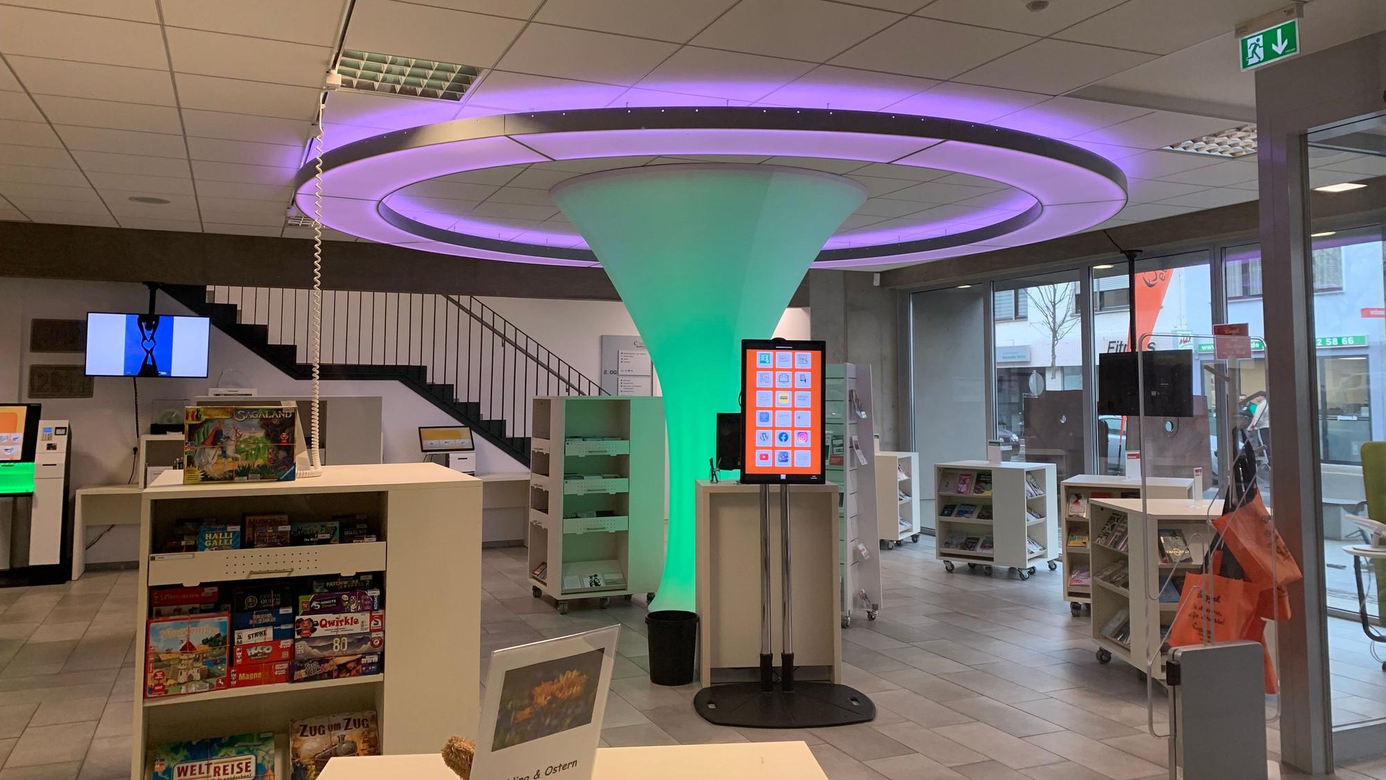 Ein Blick in die Bibliothek in Euskirchen mit Regalen und Monitoren.