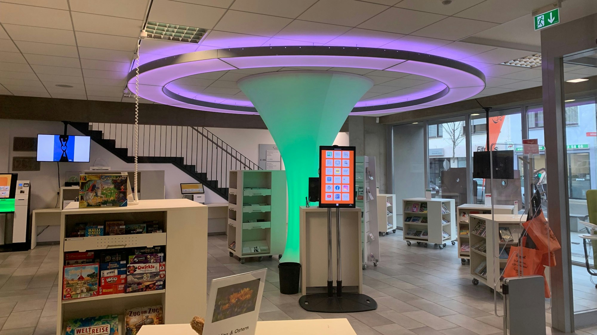 Ein Blick in die Bibliothek in Euskirchen mit Regalen und Monitoren.