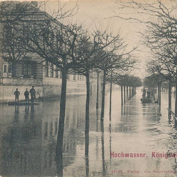 Eine Schwarz-weiß-Aufnahme der unter Wasser stehenden Rheinpromenade in Königswinter.