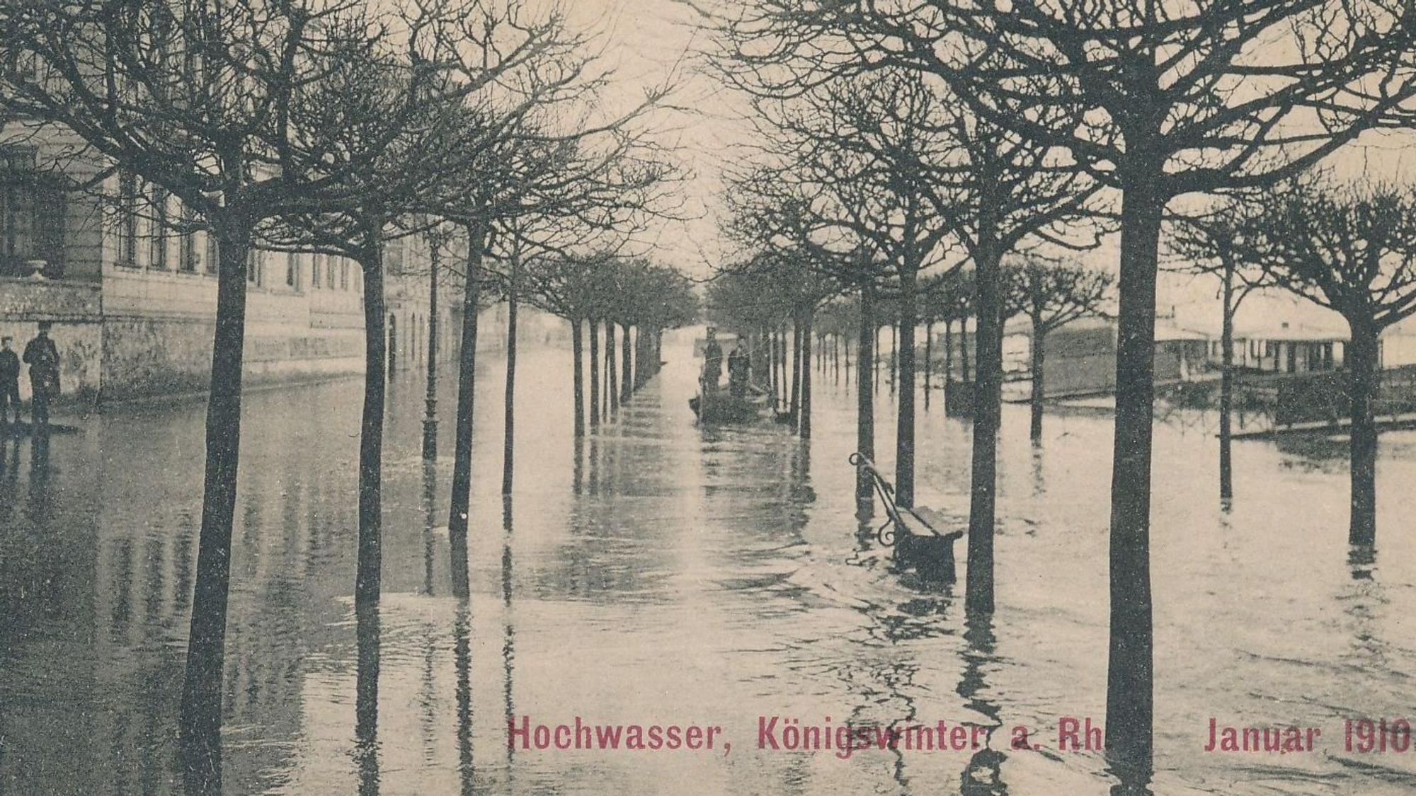 Eine Schwarz-weiß-Aufnahme der unter Wasser stehenden Rheinpromenade in Königswinter.