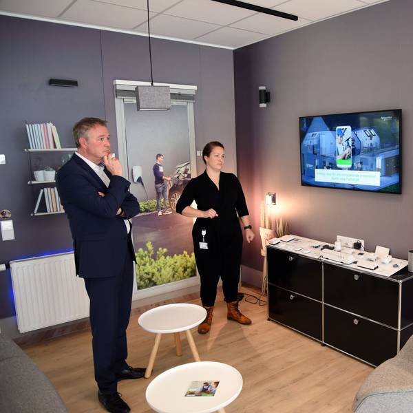 Foto vom Rundgang durch den Showroom des Unternehmens Schneider Electric in Wiehl Bomig mit dem Bundestagsabgeordneten Carsten Brodesser.