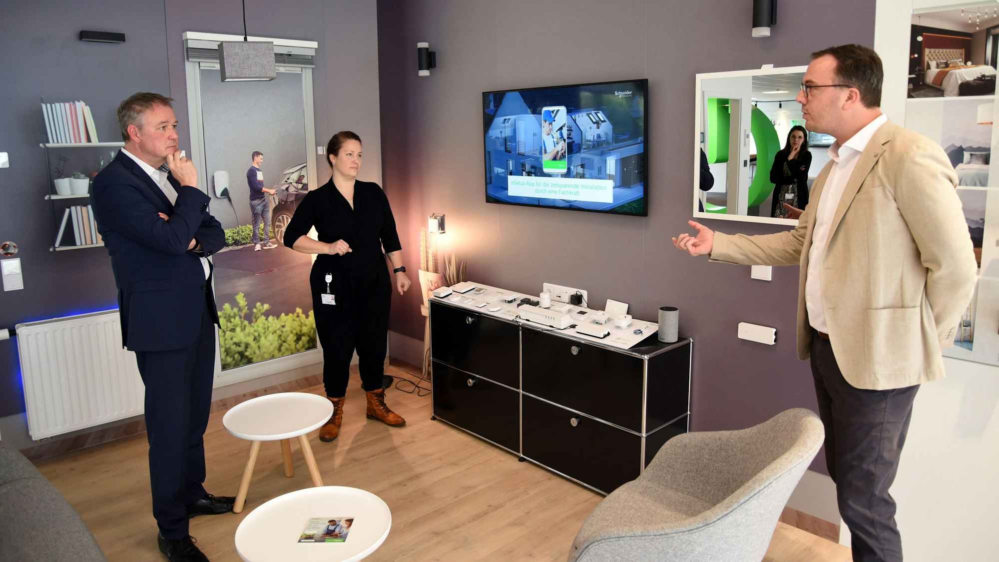 Foto vom Rundgang durch den Showroom des Unternehmens Schneider Electric in Wiehl Bomig mit dem Bundestagsabgeordneten Carsten Brodesser.