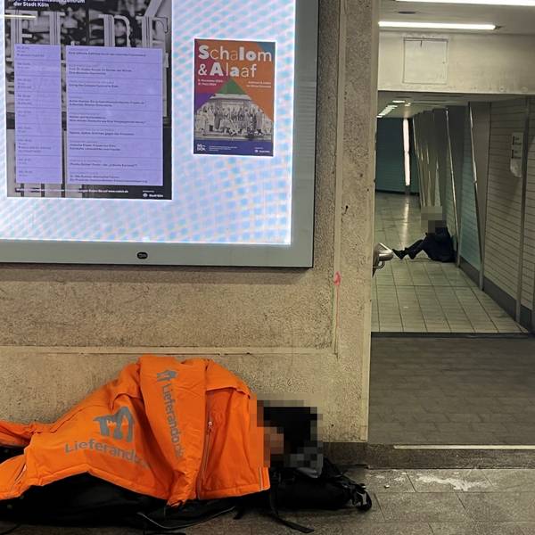 Obdachloser und Drogenabhängiger am Appellhofplatz liegen auf dem Boden.