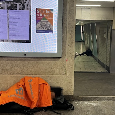 Die Zahl der Menschen, die in Kölner U-Bahn-Haltestellen übernachten, nimmt zu.