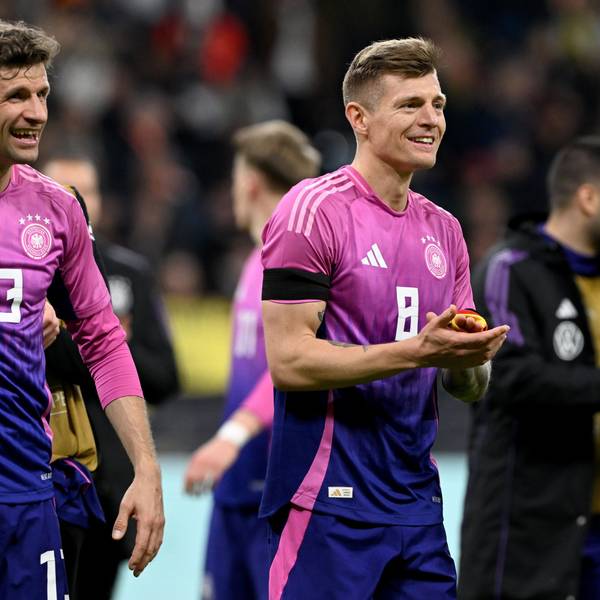 26.03.2024, Hessen, Frankfurt/Main: Fußball: Länderspiele, Deutschland - Niederlande, Deutsche Bank Park. Deutschlands Thomas Müller (l) und Toni Kroos laufen nach dem 2:1-Sieg über den Rasen. Foto: Federico Gambarini/dpa +++ dpa-Bildfunk +++