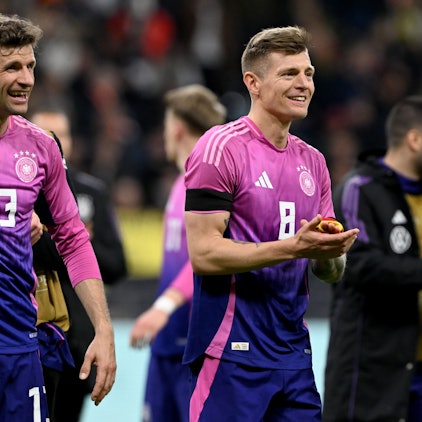 26.03.2024, Hessen, Frankfurt/Main: Fußball: Länderspiele, Deutschland - Niederlande, Deutsche Bank Park. Deutschlands Thomas Müller (l) und Toni Kroos laufen nach dem 2:1-Sieg über den Rasen. Foto: Federico Gambarini/dpa +++ dpa-Bildfunk +++