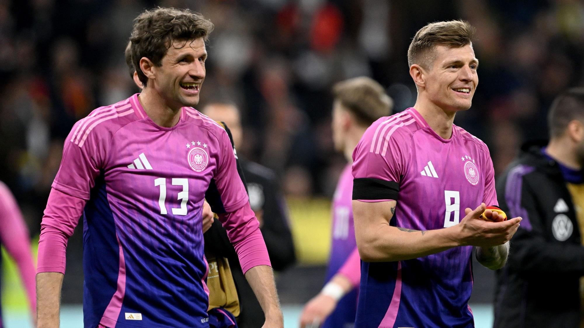 26.03.2024, Hessen, Frankfurt/Main: Fußball: Länderspiele, Deutschland - Niederlande, Deutsche Bank Park. Deutschlands Thomas Müller (l) und Toni Kroos laufen nach dem 2:1-Sieg über den Rasen. Foto: Federico Gambarini/dpa +++ dpa-Bildfunk +++