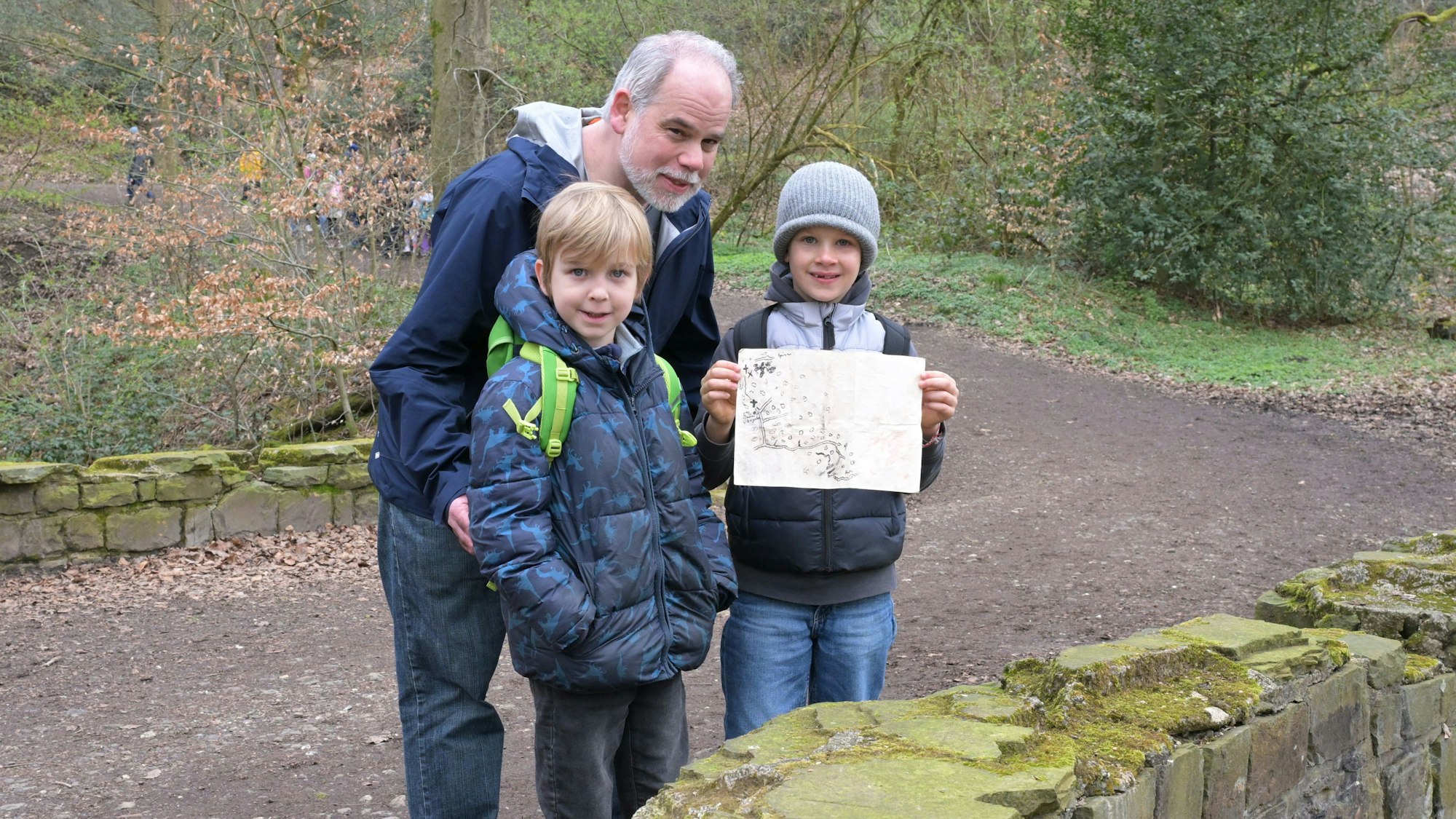 Peter Kühl mit zwei Kindern auf Abenteuertour