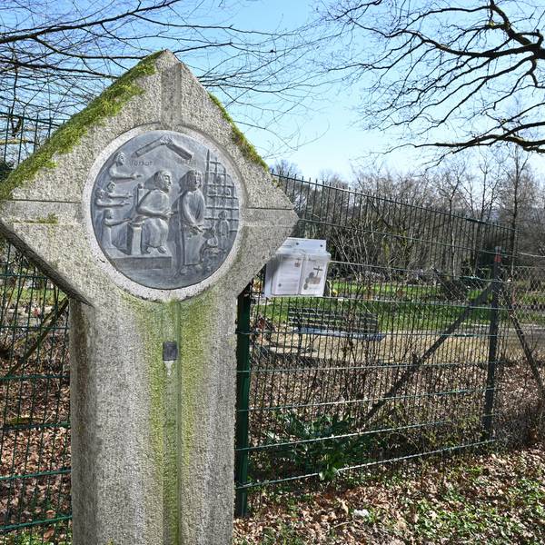 Das Foto zeigt die erste Station am Kreuzweg am Waldfriedhof Kürten