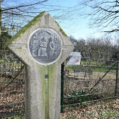 Das Foto zeigt die erste Station am Kreuzweg am Waldfriedhof Kürten