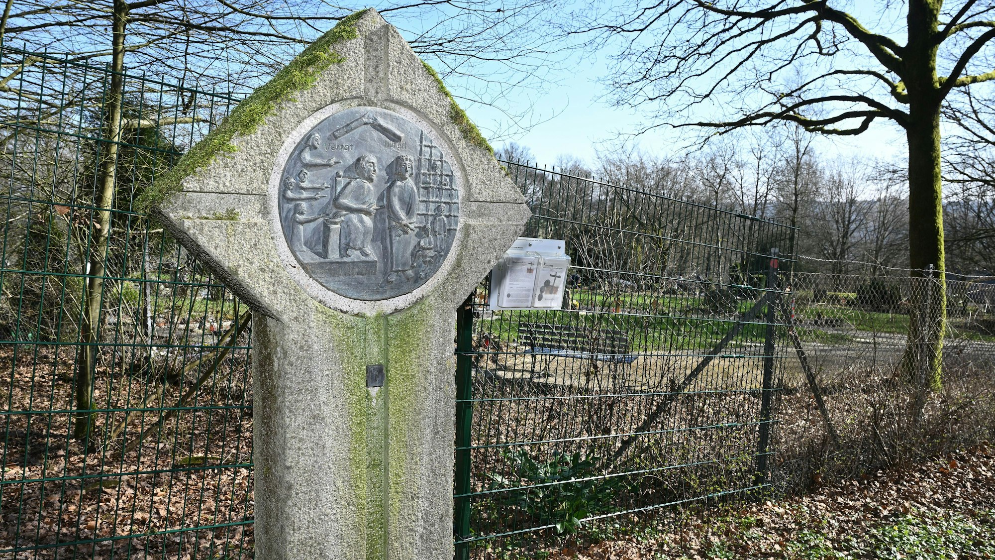 Das Foto zeigt die erste Station am Kreuzweg am Waldfriedhof Kürten