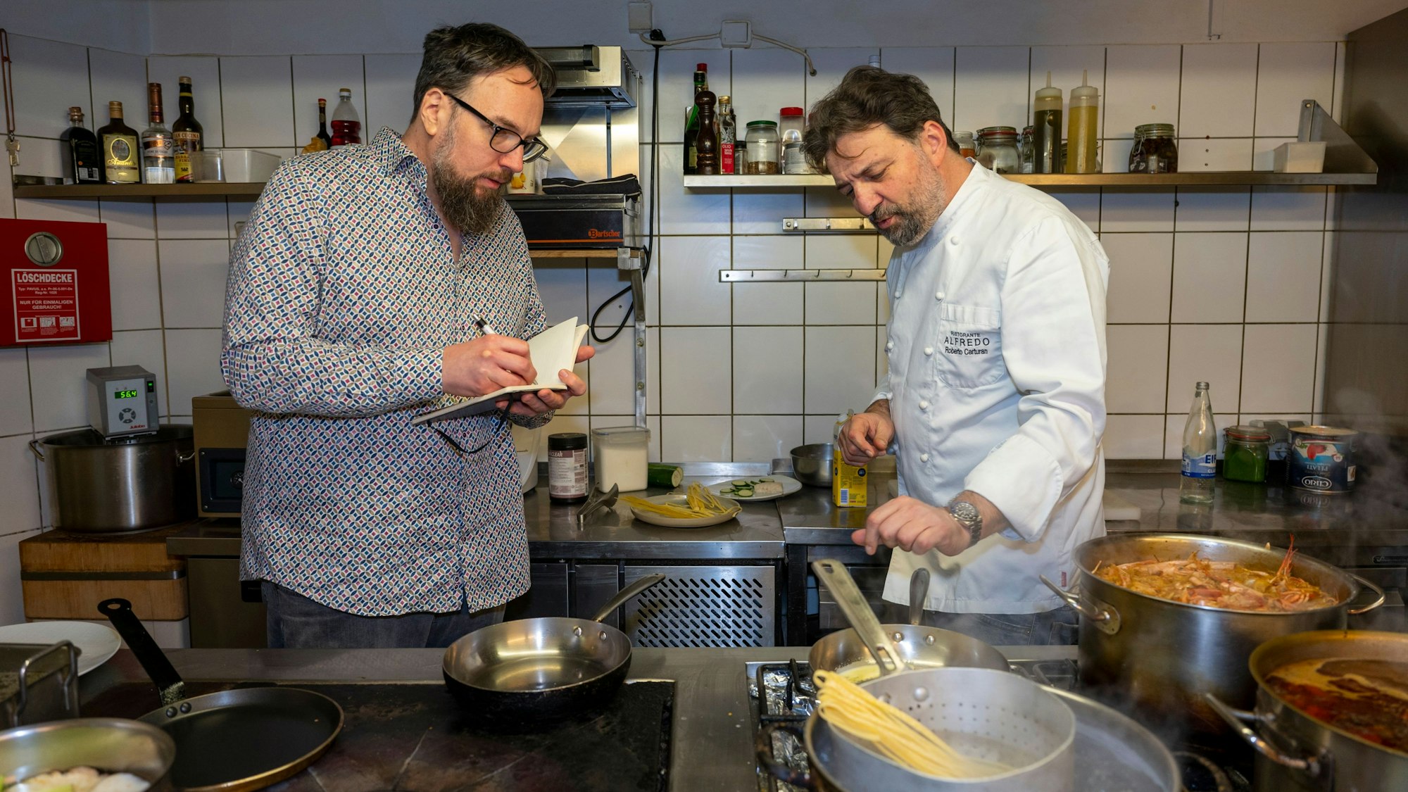 04.01.2023, Köln: Carsten Henn interviewt Roberto Carturan. Carturan ist der Inhaber vom Restaurant Alfredo. Das italienische Restaurant Alfredo besteht sei 50 Jahren. Foto: Uwe Weiser