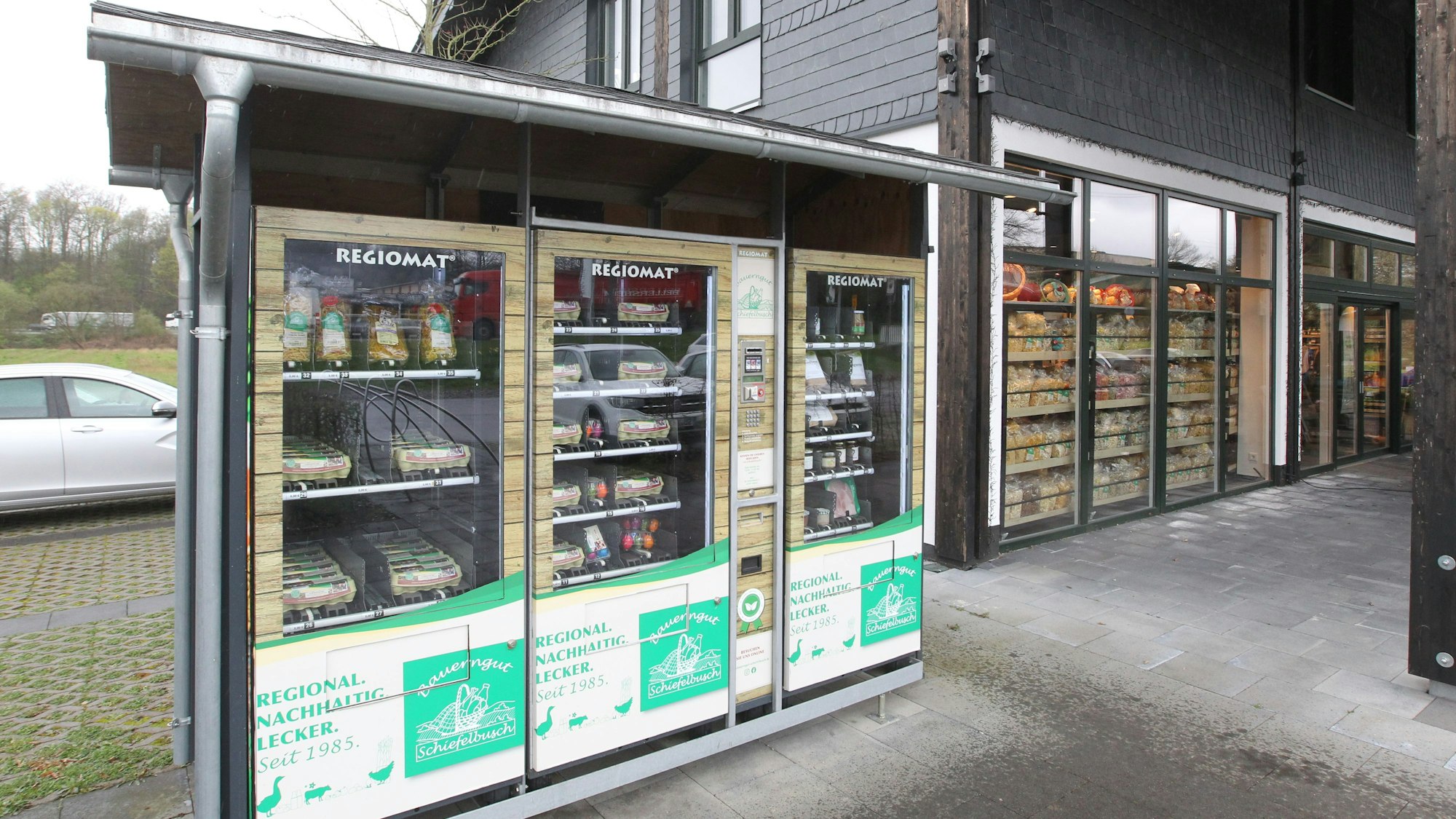 Am Hofladen Schiefelbusch in der Sülzaue stehen Eierautomaten.