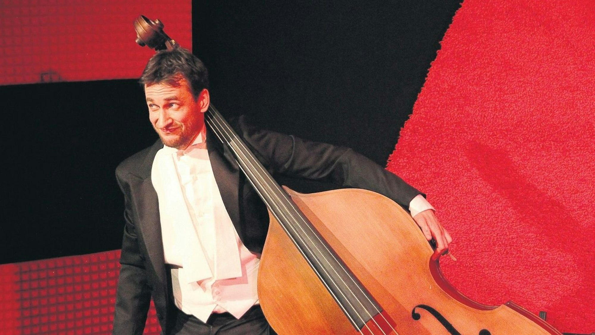 Ein Mann im Frack mit einem Kontrabass