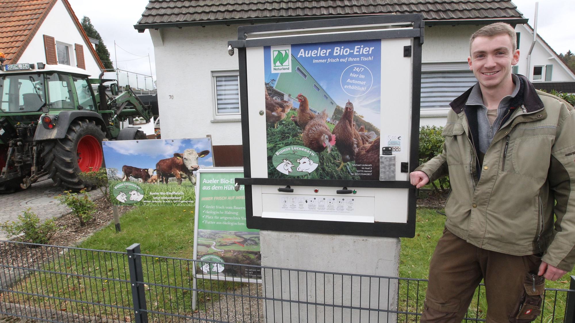 Landwirt Michael Lückerath vor dem Eierautomaten in der Hennefer Innenstadt.