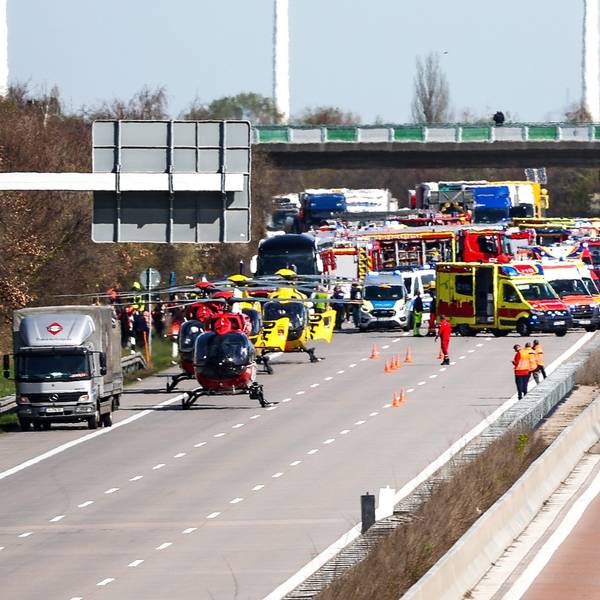 Einsatzfahrzeuge und Rettungshubschrauber stehen auf der A9 an der Unfallstelle.