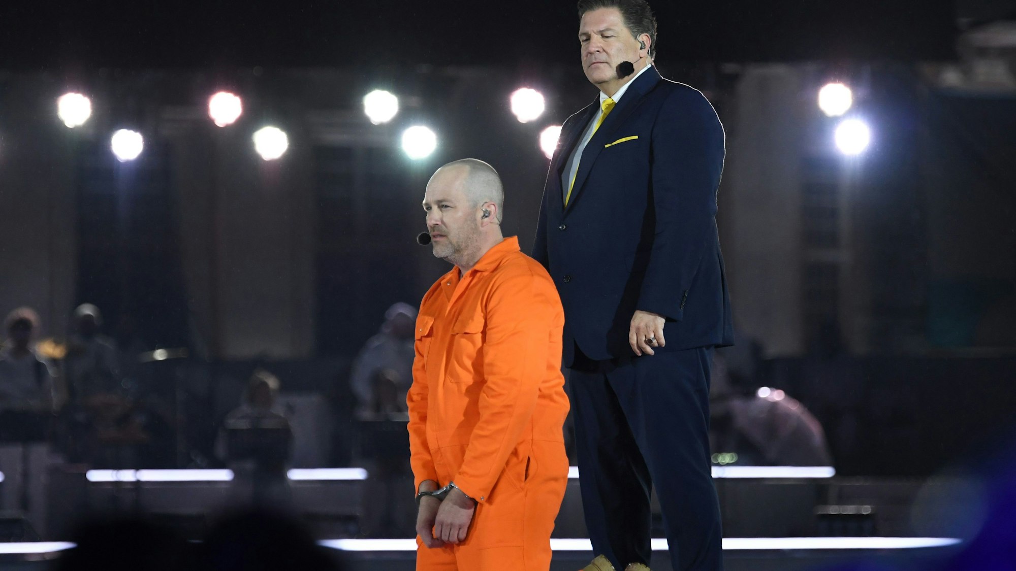 Ben Blümel (l), Sänger, als Jesus von Nazaret, und Francis Fulton-Smith, Schauspieler, als Pontius Pilatus, bei der RTL-Oster-Produktion "Die Passion" auf dem Friedrichsplatz auf der Bühne. RTL inszeniert zum zweiten Mal live das Musik-Spektakel «Die Passion - Die größte Geschichte aller Zeiten».