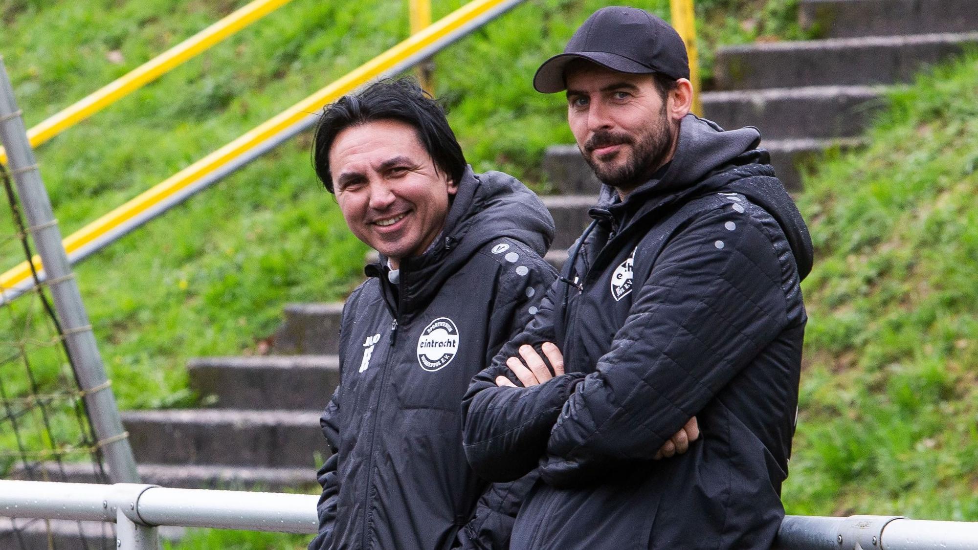 Hohkeppels Vorsitzender Hakan Ekmen und der Sportliche Leiter Kevin Theisen am Fußballplatz.