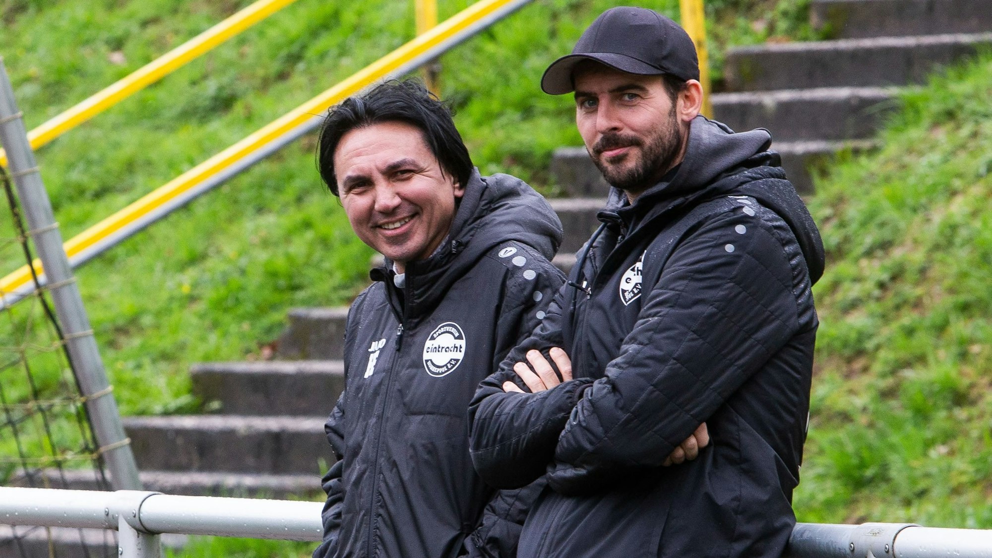 Hohkeppels Vorsitzender Hakan Ekmen und der Sportliche Leiter Kevin Theisen am Fußballplatz.