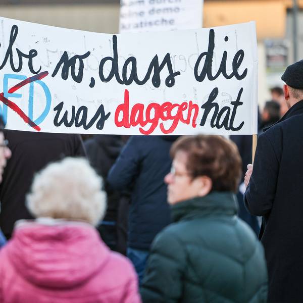 Teilnehmer einer Protestveranstaltung gegen eine AfD-Demonstration in Bad Bibra (Sachsen-Anhalt) halten ein Transparent «Lebe so, dass die AfD was dagegen hat».
