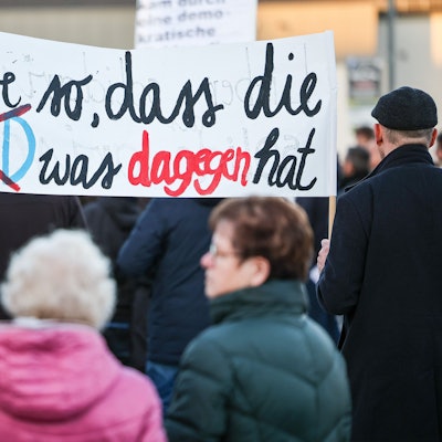 Teilnehmer einer Protestveranstaltung gegen eine AfD-Demonstration in Bad Bibra (Sachsen-Anhalt) halten ein Transparent «Lebe so, dass die AfD was dagegen hat».