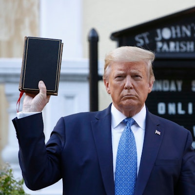 Im Jahr 2020 hatte Trump mit einer Bibel vor einer zuvor bei Anti-Rassismus-Protesten beschädigten anglikanischen Kirche posiert. (Archivbild)