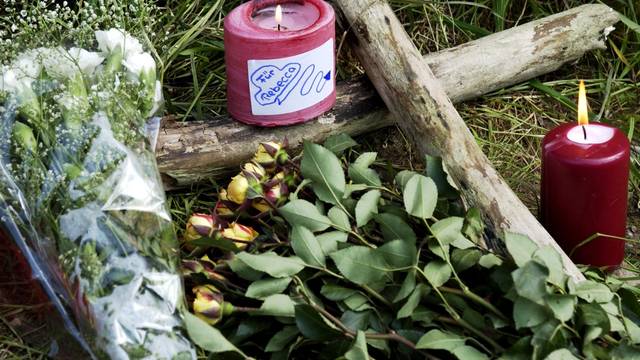 Betroffene haben mit Blumen und entzündeten Kerzen am Dienstag (04.06.2002) in Köln-Porz Zündorf ihr Beileid am Tod der seit dem 7. April vermissten Rebecca bekundet. Die Siedlung Rosenhügel, wo Rebecca zum letzten Mal gesehen wurde, liegt in unmittelbarer Nähe des Fundortes.