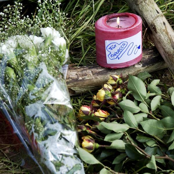 Betroffene haben mit Blumen und entzündeten Kerzen am Dienstag (04.06.2002) in Köln-Porz Zündorf ihr Beileid am Tod der seit dem 7. April vermissten Rebecca bekundet. Die Siedlung Rosenhügel, wo Rebecca zum letzten Mal gesehen wurde, liegt in unmittelbarer Nähe des Fundortes.