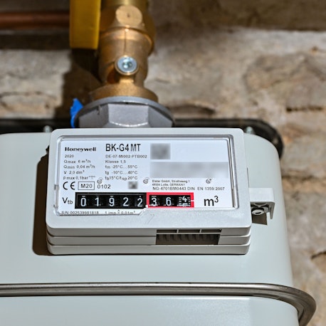 ARCHIV - 08.06.2023, Brandenburg, Sieversdorf: ILLUSTRATION - Ein Gaszähler in einem Keller eines Einfamilienhauses. (zu dpa: «Gas wird teurer - Mehrwertsteuer wird wieder erhöht») Foto: Patrick Pleul/dpa +++ dpa-Bildfunk +++