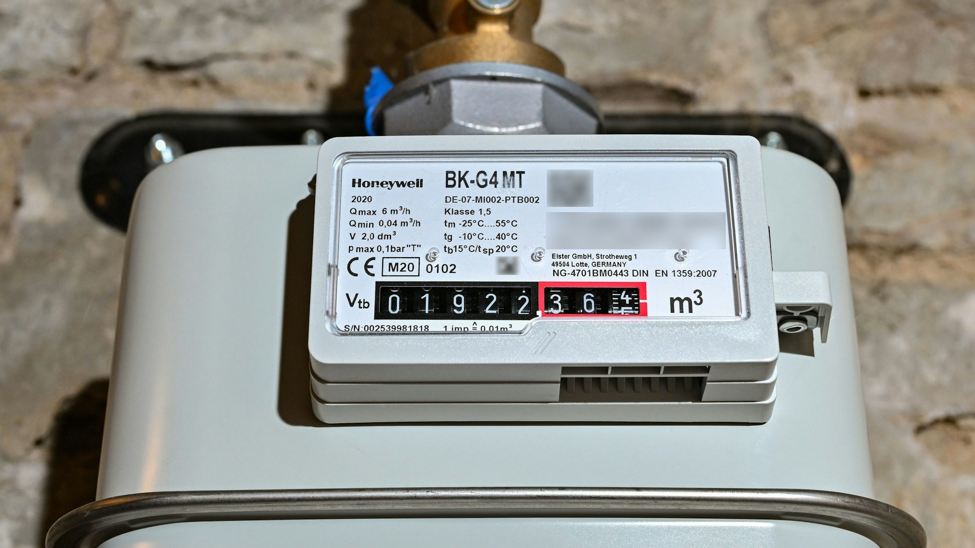 ARCHIV - 08.06.2023, Brandenburg, Sieversdorf: ILLUSTRATION - Ein Gaszähler in einem Keller eines Einfamilienhauses. (zu dpa: «Gas wird teurer - Mehrwertsteuer wird wieder erhöht») Foto: Patrick Pleul/dpa +++ dpa-Bildfunk +++