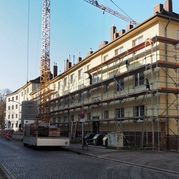 Ein Baugerüst an einem dreistöckigen Wohnhaus in der Willigisstraße in Köln-Zollstock. Foto von Stephanie Broch