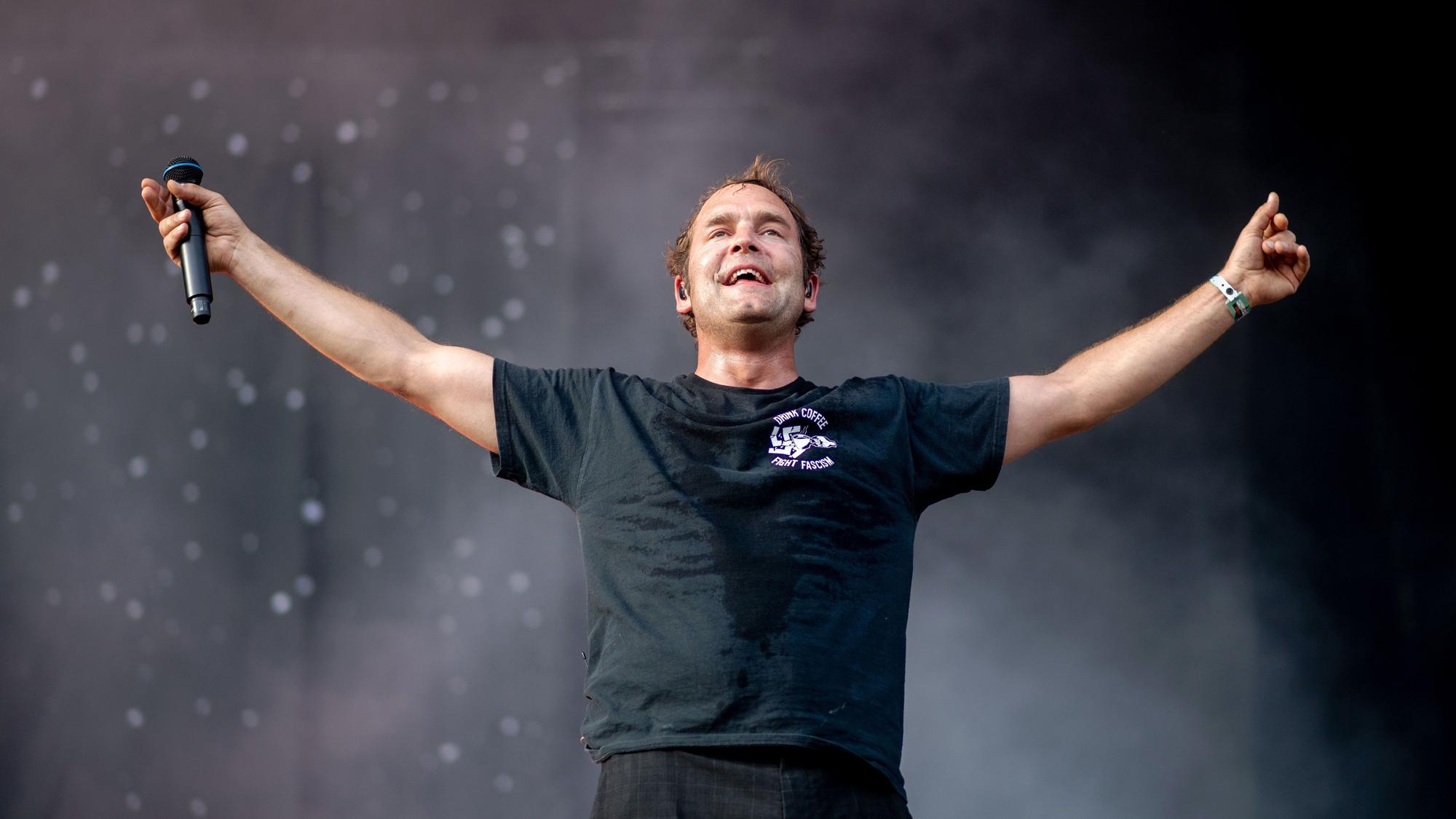 Der deutsche Sänger Axel Bosse steht auf dem Hurricane Festival auf der Bühne.