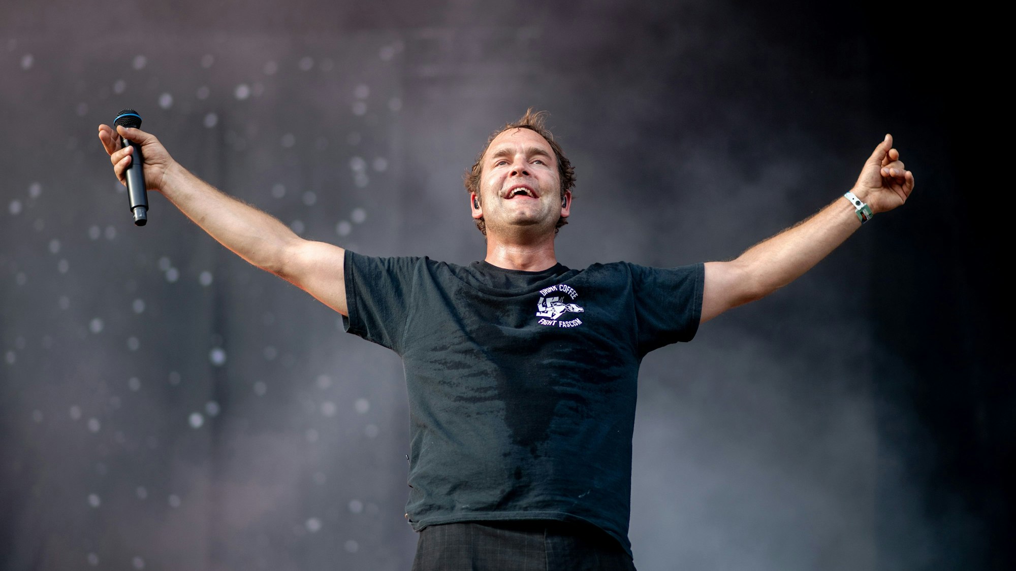 Der deutsche Sänger Axel Bosse steht auf dem Hurricane Festival auf der Bühne.